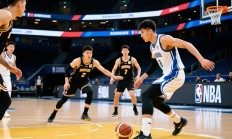 身手矫健的足球勇士们在赛场上一决高下